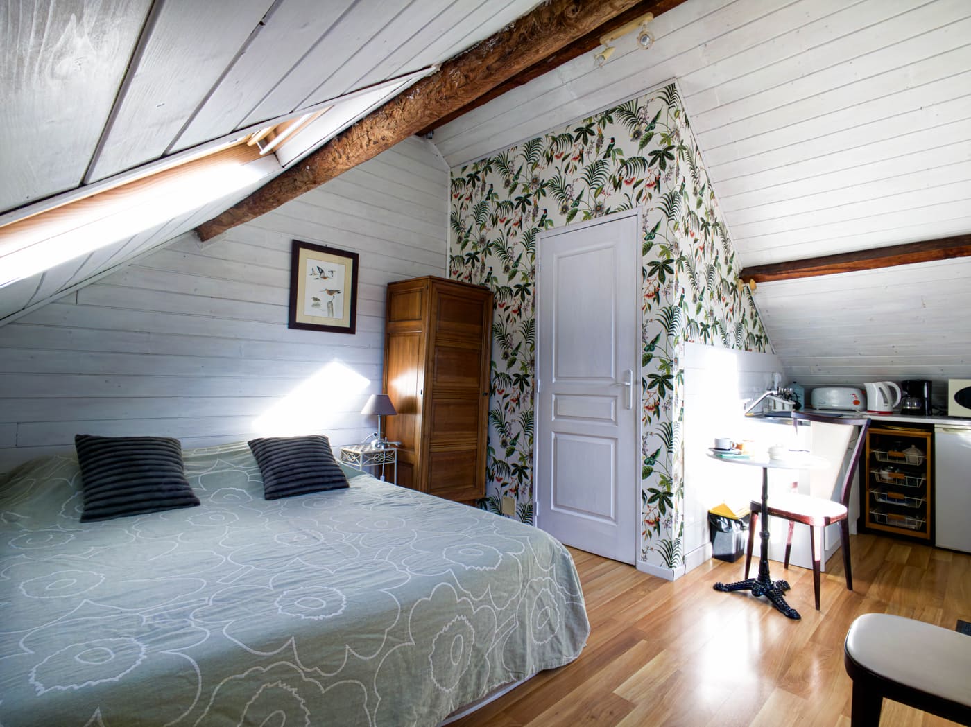 Barge : le lit double et le coin kitchenette au fond de la chambre
