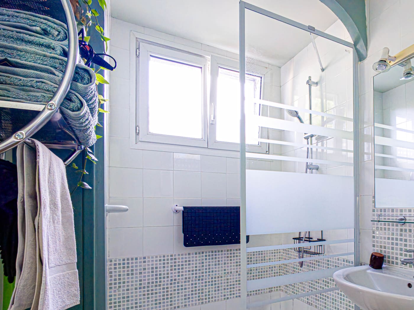 Bécassine : salle d’eau privative avec douche et lavabo